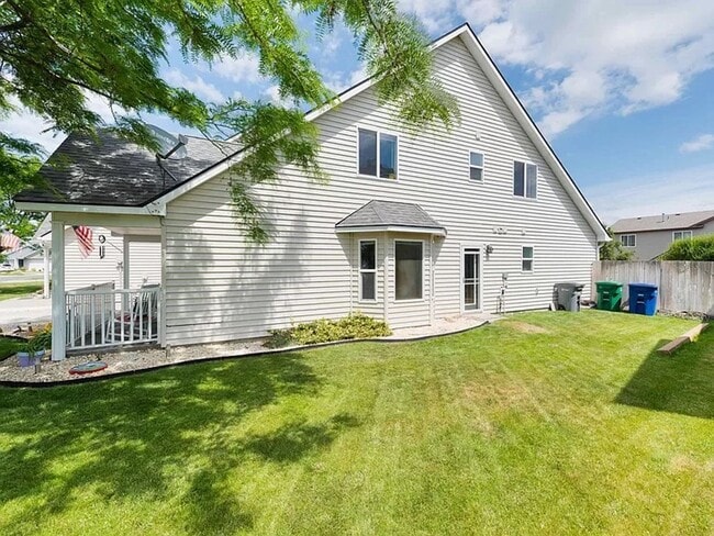 Building Photo - Beautiful 3 Bed, 2 Bath Home w/ Office in ...