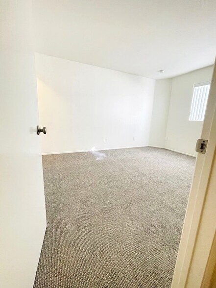 Building Photo - 112 S St Andrews Pl