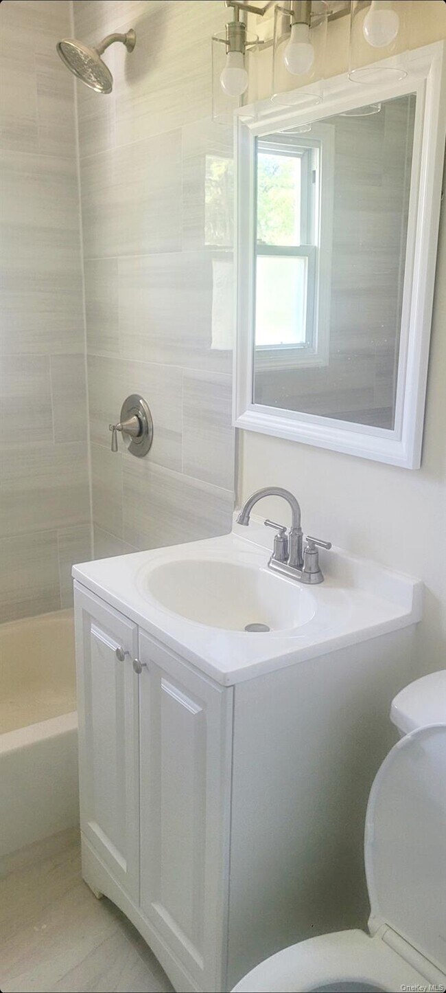 Building Photo - 7a Hemlock Dr