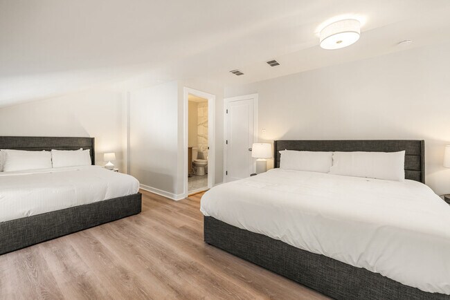 Building Photo - 1326 Broadway-SI ID1312458P