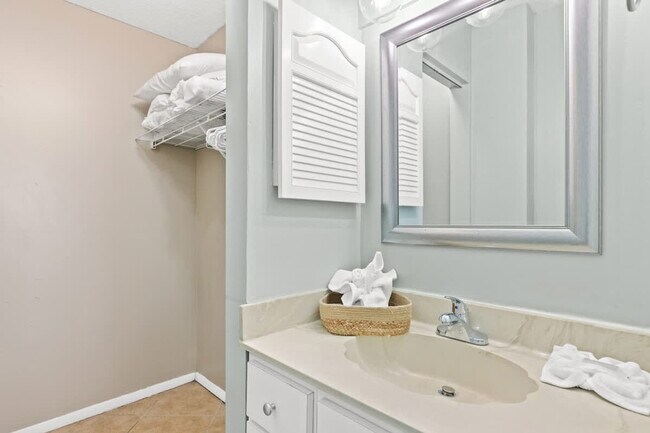 Building Photo - 8743 Thomas Dr