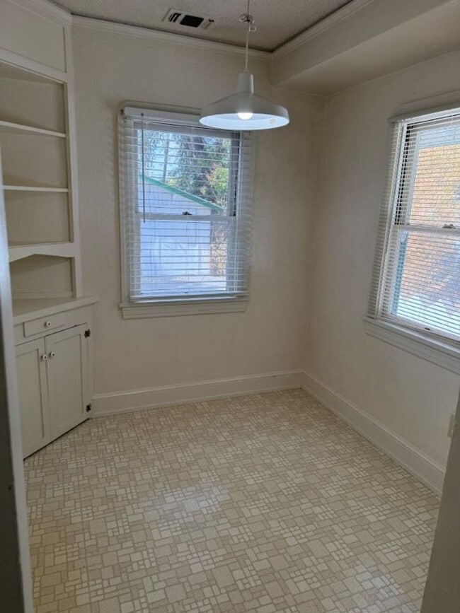 Building Photo - Rare 2 Bedroom Home Downtown Dixon *Star R...