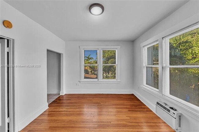 Building Photo - 529 NE 66th St