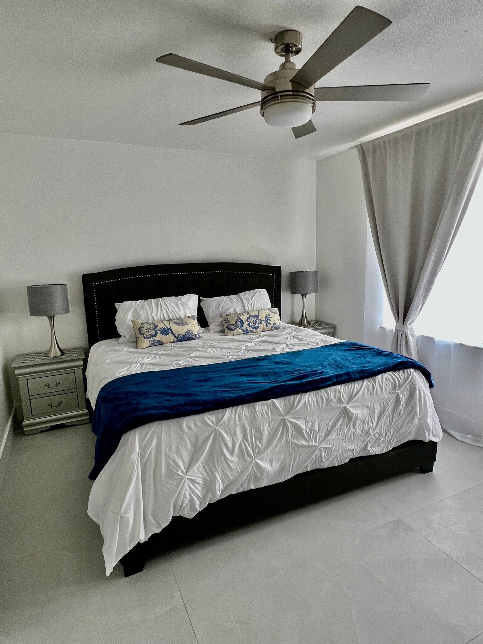 King Bed - 4158 Tamiami Trl