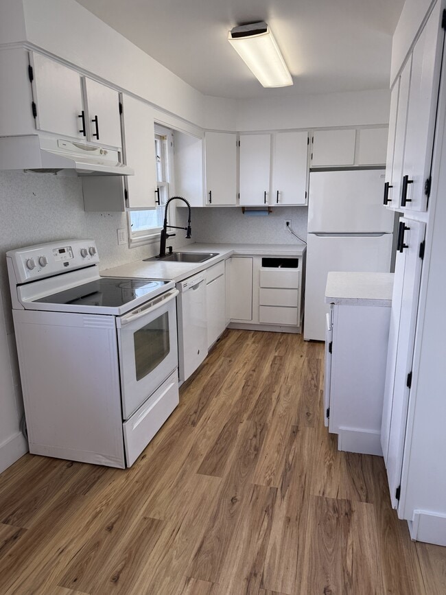 Building Photo - 628 3rd Ave NW