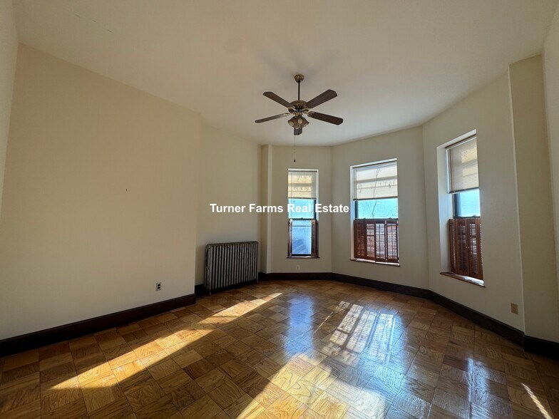 Building Photo - 149 Hillside St