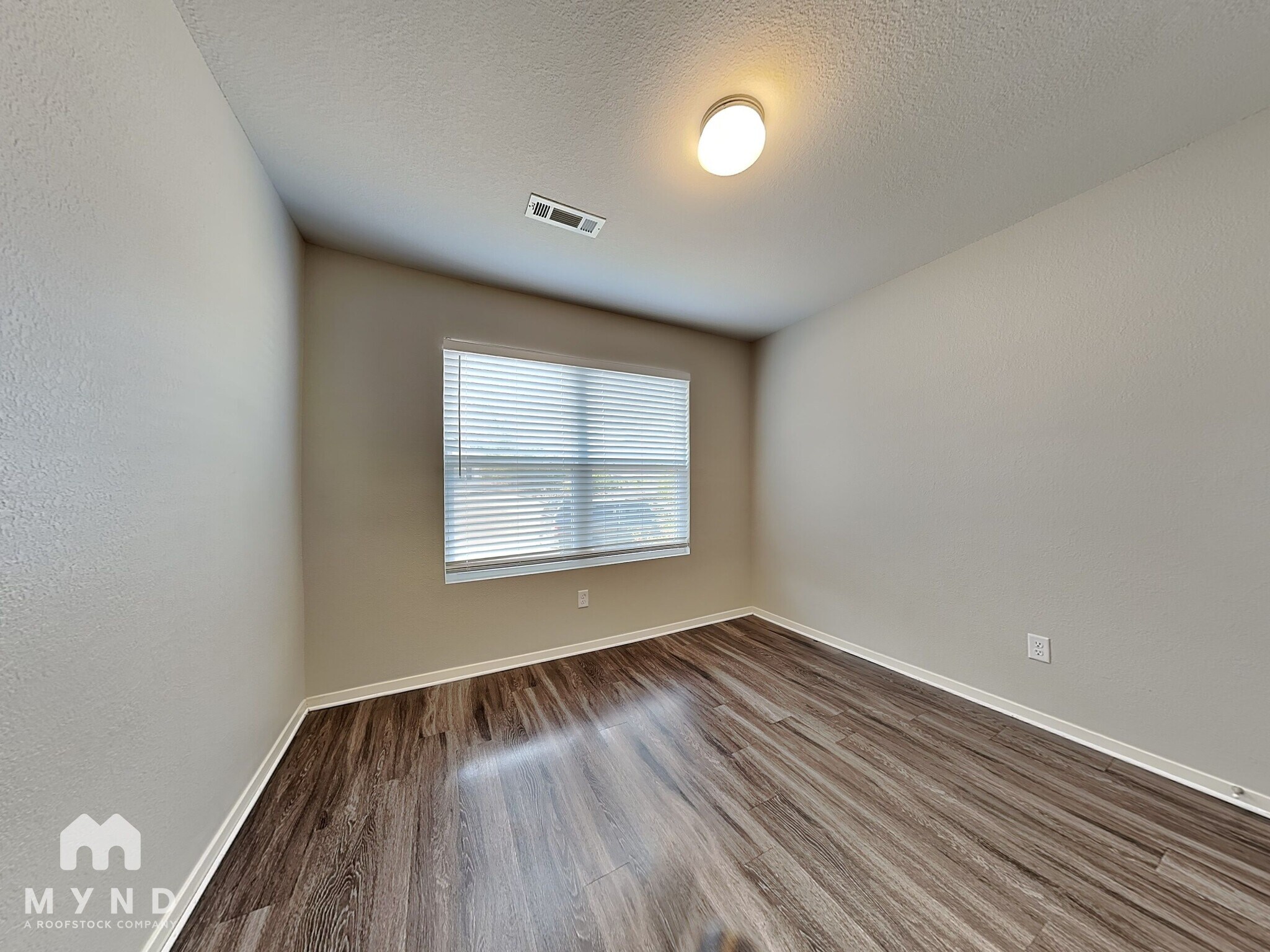 Building Photo - 9208 Pleasant Valley Dr