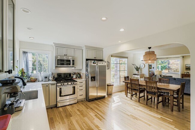 Building Photo - Bitter Lake Home