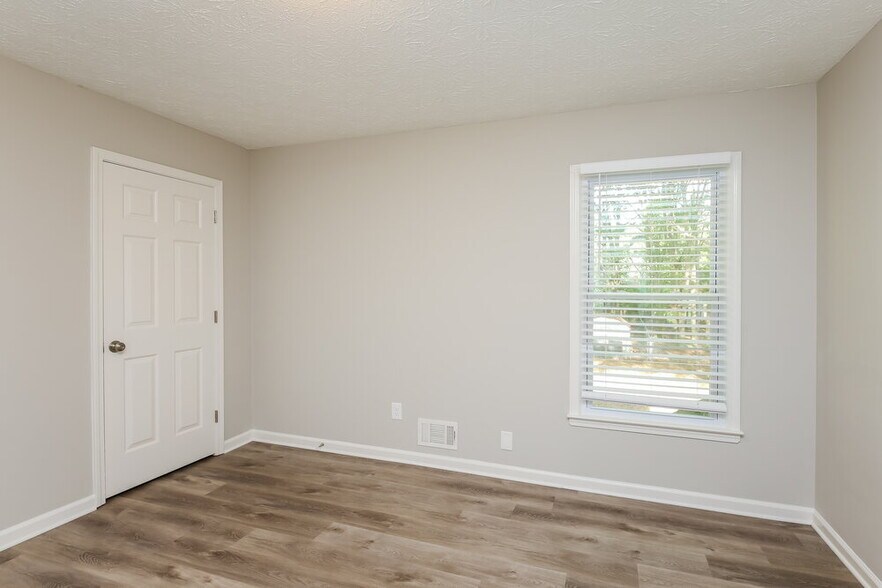 Building Photo - 483 Rhett Dr