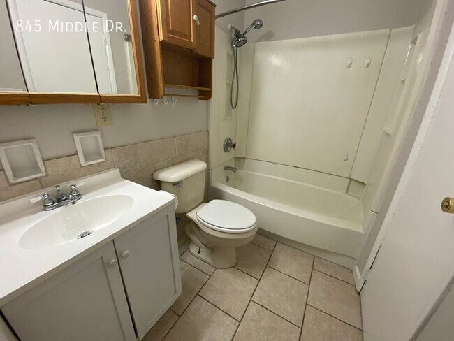 Building Photo - 845 Middle Dr