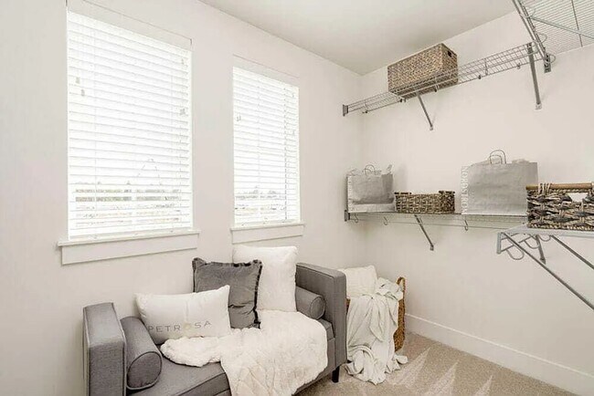 Building Photo - Eastside townhome in the desirable Petrosa neighborhood
