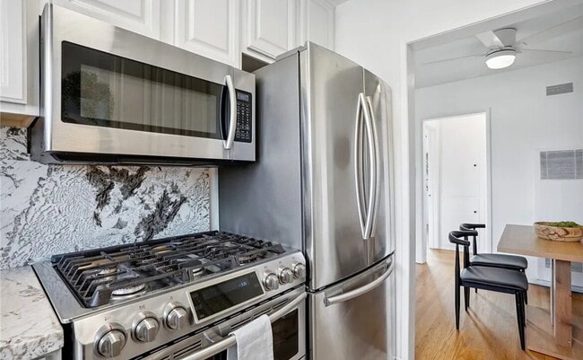 Building Photo - "Charming 1-Bedroom Santa Monica Retreat w...