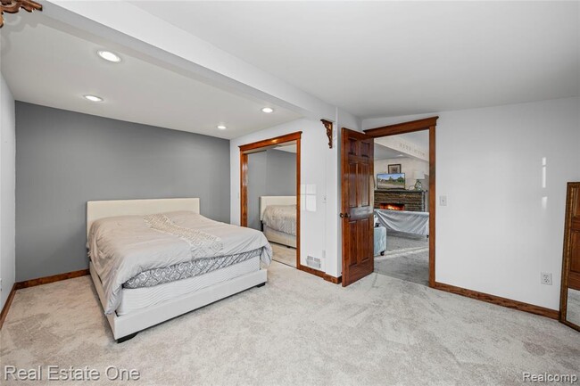 Building Photo - 2739 Lakeridge Ave