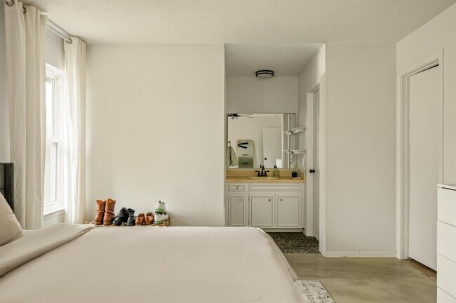 Building Photo - 9300 Meadow Vale