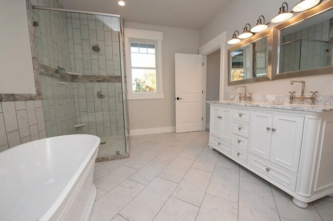 Building Photo - Beautiful and Spacious 3 Bed, 2.5 Bath Hom...