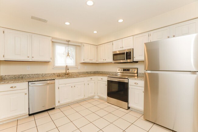 Building Photo - Spacious Townhome Move in Ready!!
