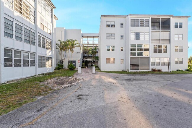 Building Photo - 2860 Somerset Dr