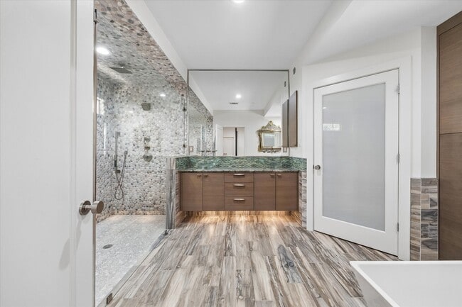 Building Photo - 623 Pinehaven Dr