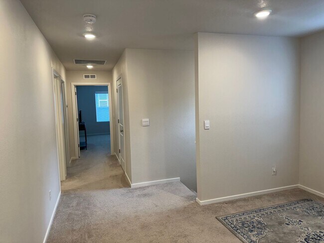 Building Photo - Newer 4 bedroom 2.5 bathroom house! AVAILA...