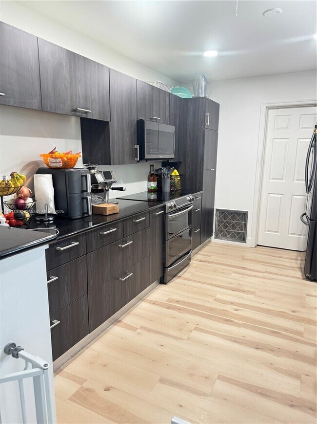 Building Photo - 3807 Hayes St