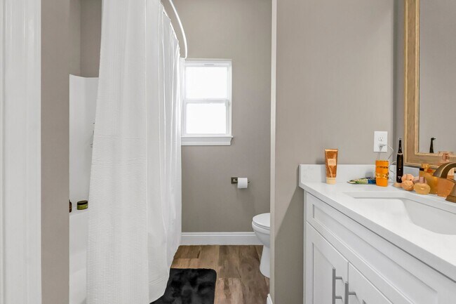 Building Photo - Solar Panel Home in East Navarre!