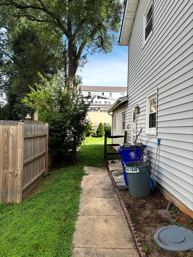 Building Photo - 8513 Wilkesboro Ln