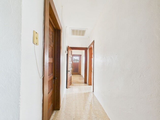 Building Photo - Beautiful Hill Country Farm House