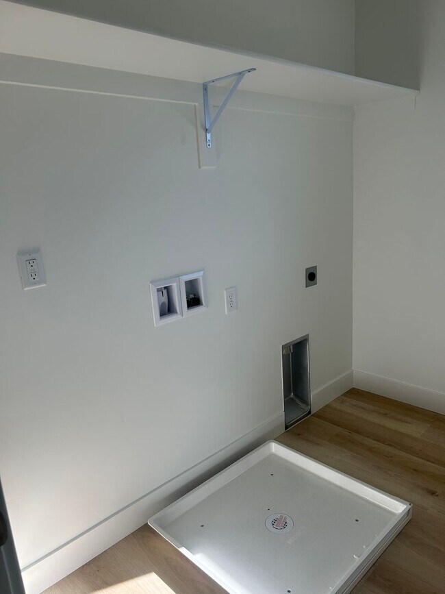 Building Photo - Desert Color Gem!