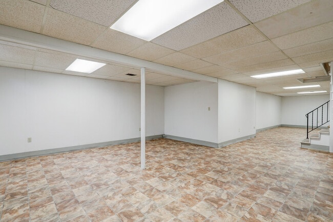 Building Photo - 1827 Larchmont Ln