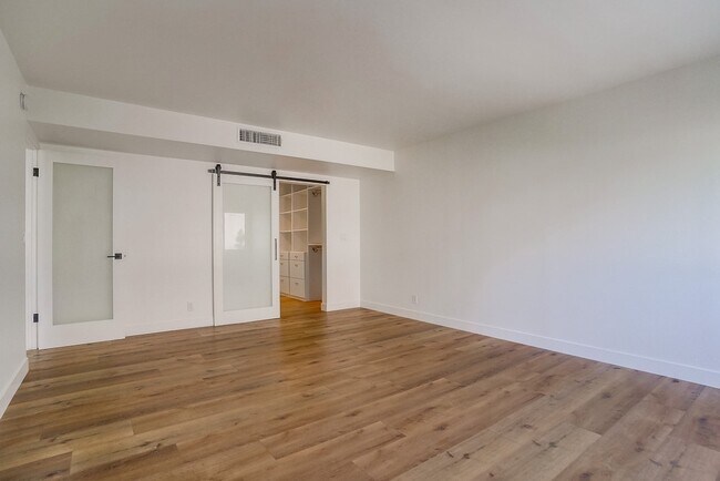 Building Photo - 435 N Oakhurst Dr