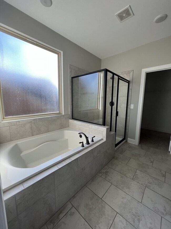 Building Photo - Charming and Convenient Home in Hendersonville