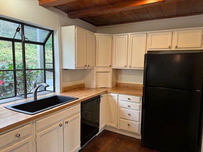 Building Photo - Wonderful 2 story home in Orinda