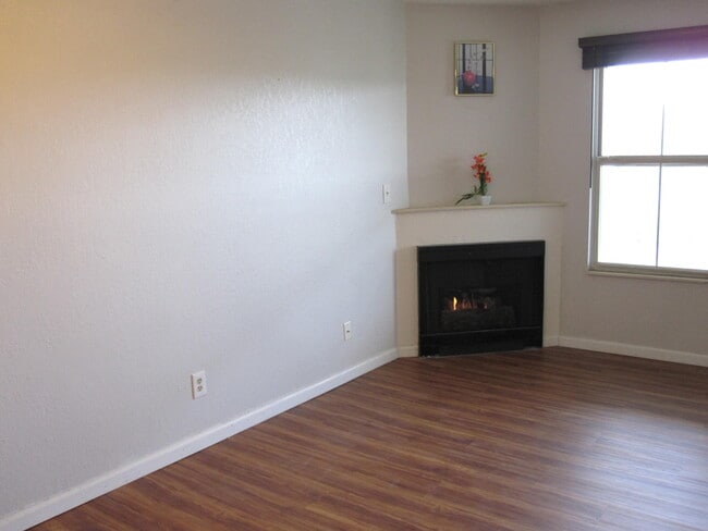 Building Photo - 123 Fieldcrest St