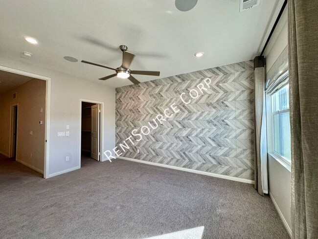 Building Photo - 2 Bedroom Townhome w/ SOLAR located in San...