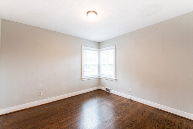 Building Photo - 3BR/2BA Ranch Near The Desirable Highlands!