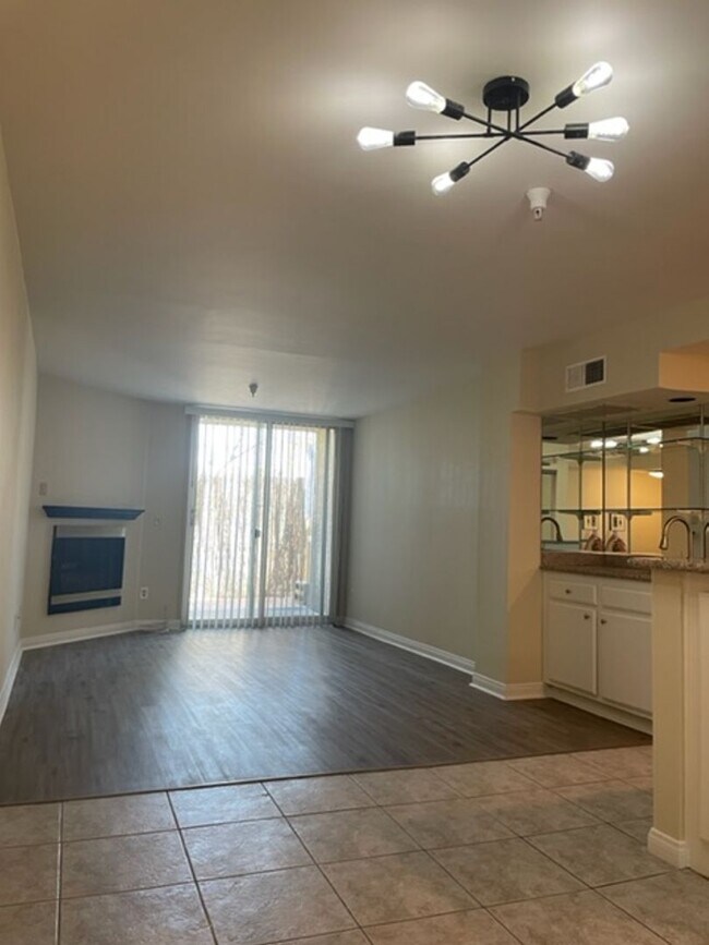Building Photo - 1 Bedroom, 1 Bathroom North Hollywood Condominium for Lease!