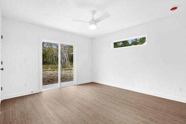 Building Photo - 972 W 9th St