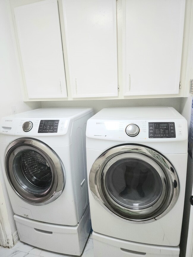 Building Photo - 3030 Shawnee Dr