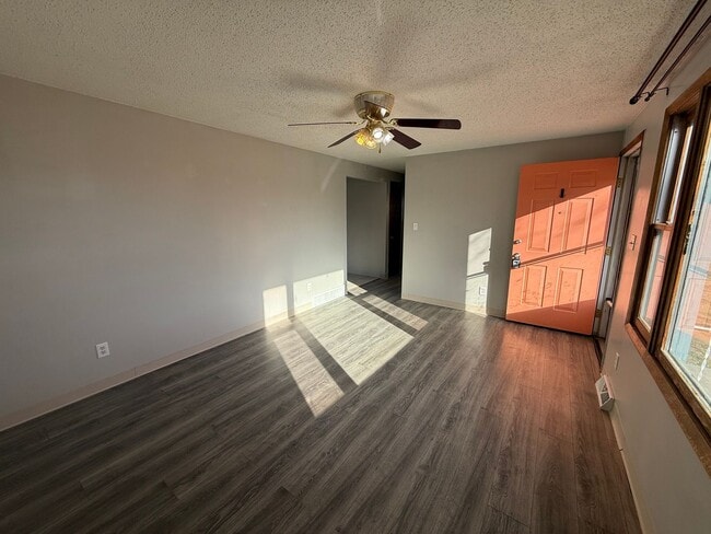 Building Photo - Two bedroom, One and half bathroom house! Pet friendly!