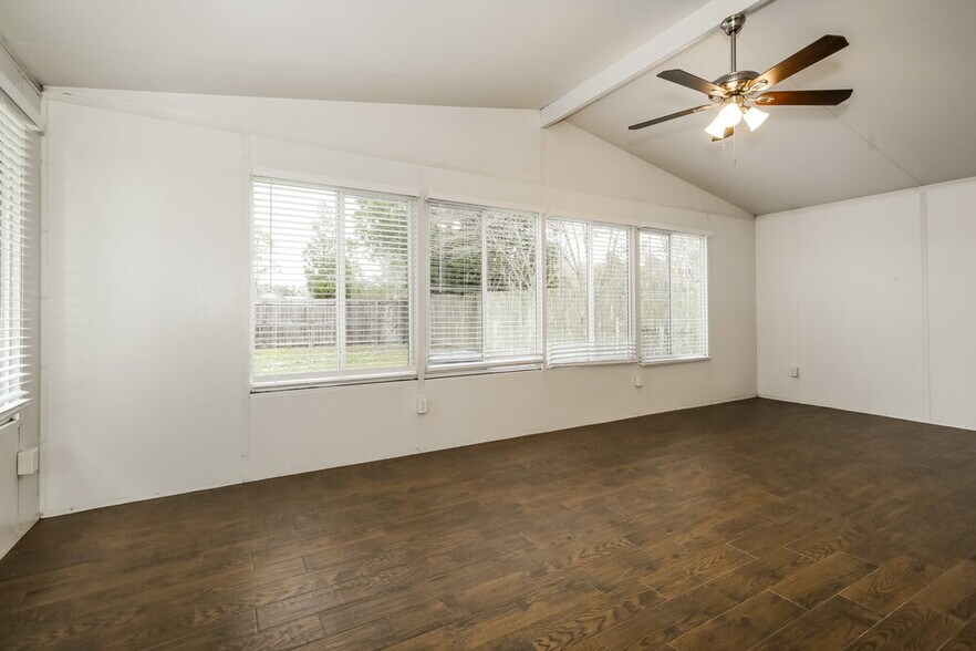 Building Photo - 653 Staffordshire Dr E
