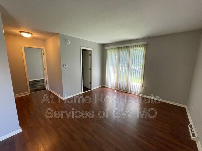 Building Photo - 1343 E Elm St