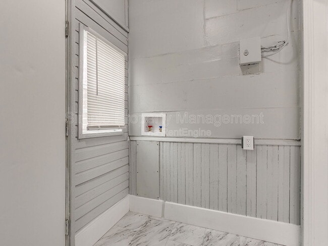 Building Photo - 611 E Springer Ave