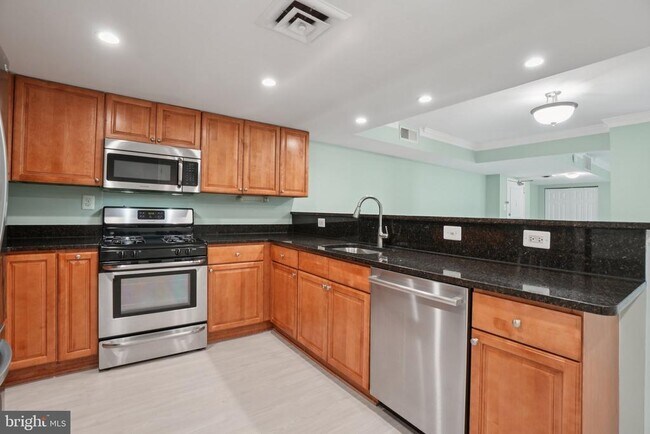 Building Photo - 1515 S Arlington Ridge Rd