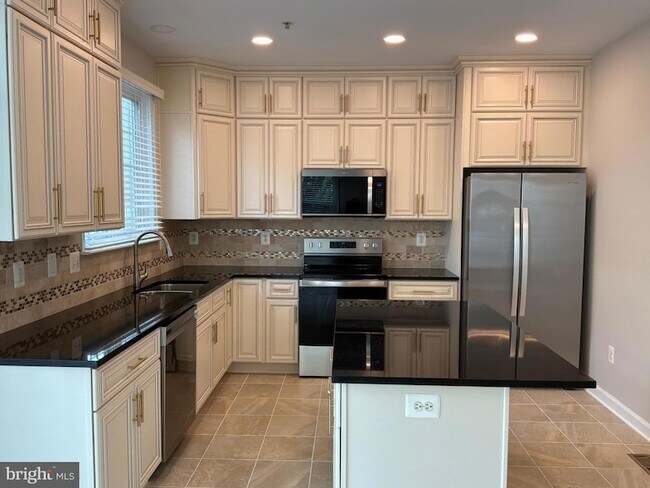 Building Photo - 300 Garden View Square