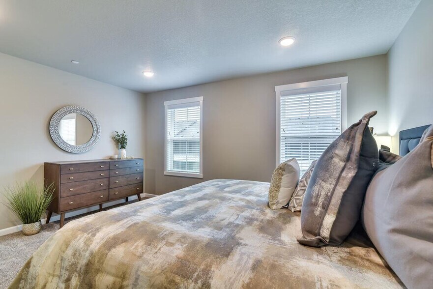 Building Photo - 6816 NE 131st Way