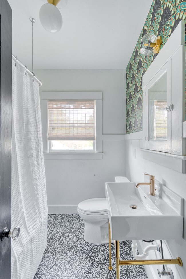 Building Photo - 2215 SE Powell Blvd