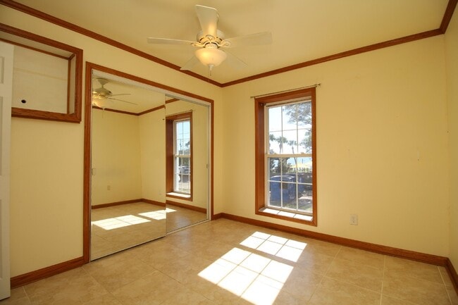 Building Photo - Stylish Condo in Waterfront Bayview Terrace – Updated Interiors, In-Unit Washer/Dryer, Access to ...