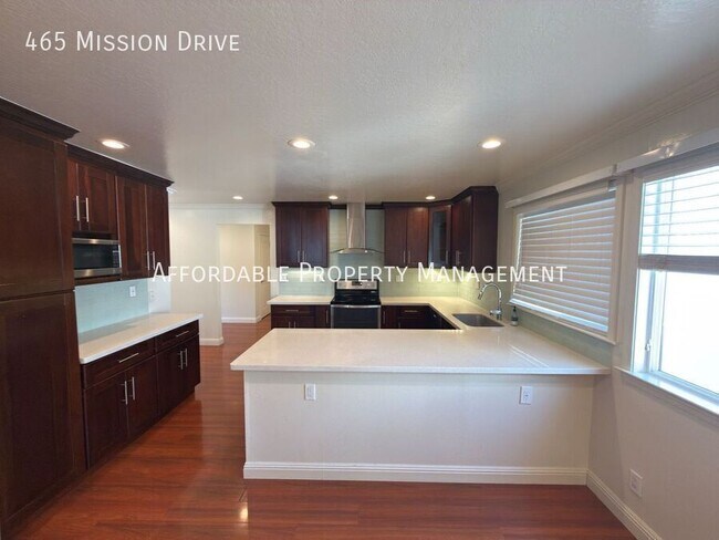 Building Photo - 465 Mission Dr