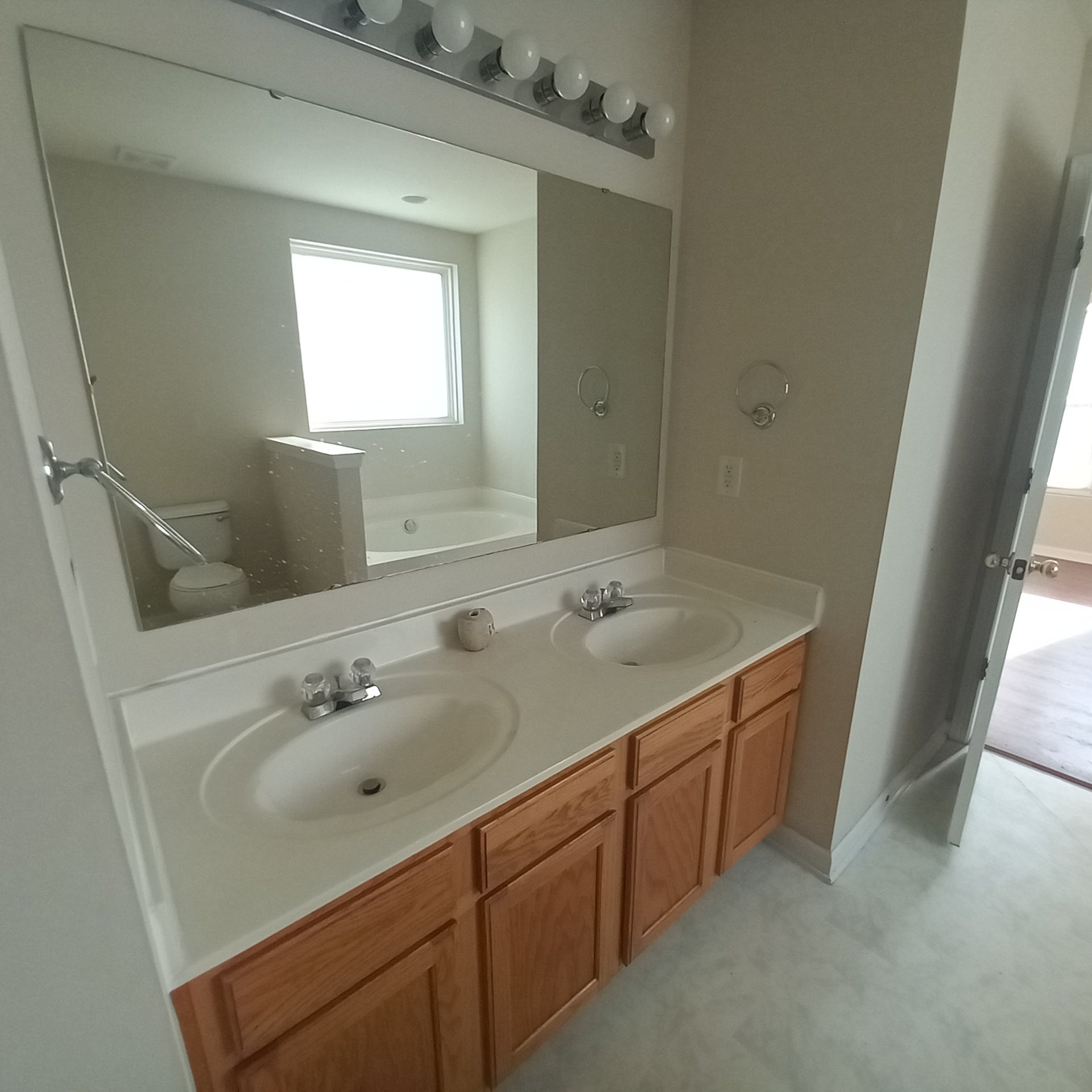 Main bath 2 sinks - 1031 Rocky Meadows Ln