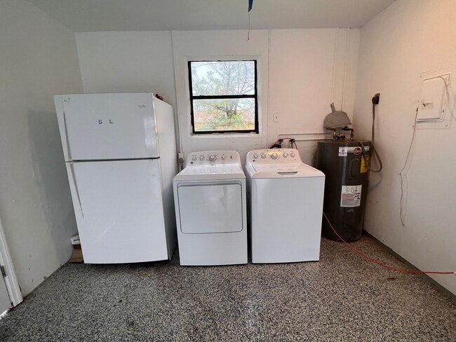 Building Photo - Location Annual Single Fam Rental Pets ok